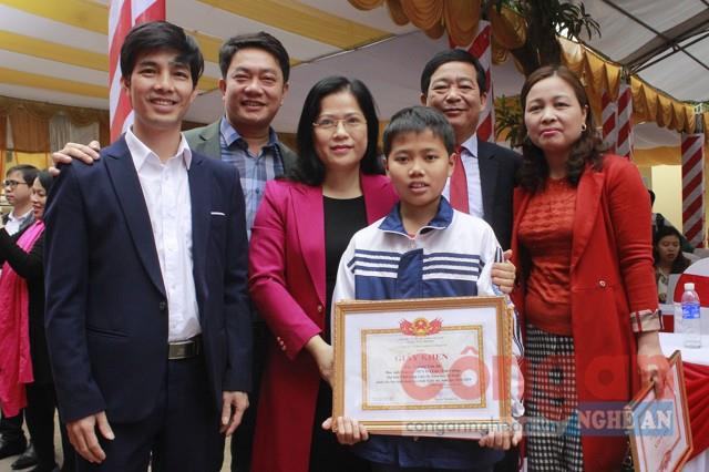 Dự án 'Cải tiến xe lăn bổ trợ dụng cụ phục hồi chức năng cho bệnh nhân' của thầy và trò Trường THCS Trà Lân