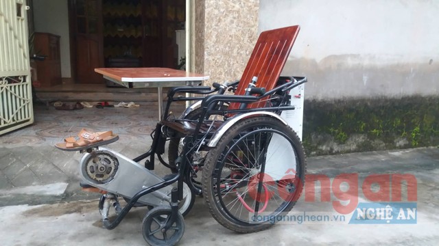 Chiếc xe lăn bổ trợ  dụng cụ phục hồi  chức năng -  sản phẩm mà 2 em  Trương Văn An  và Phan Quỳnh Trang nghiên cứu, chế tạo  dưới sự hướng dẫn  của thầy Phan Sỹ Việt