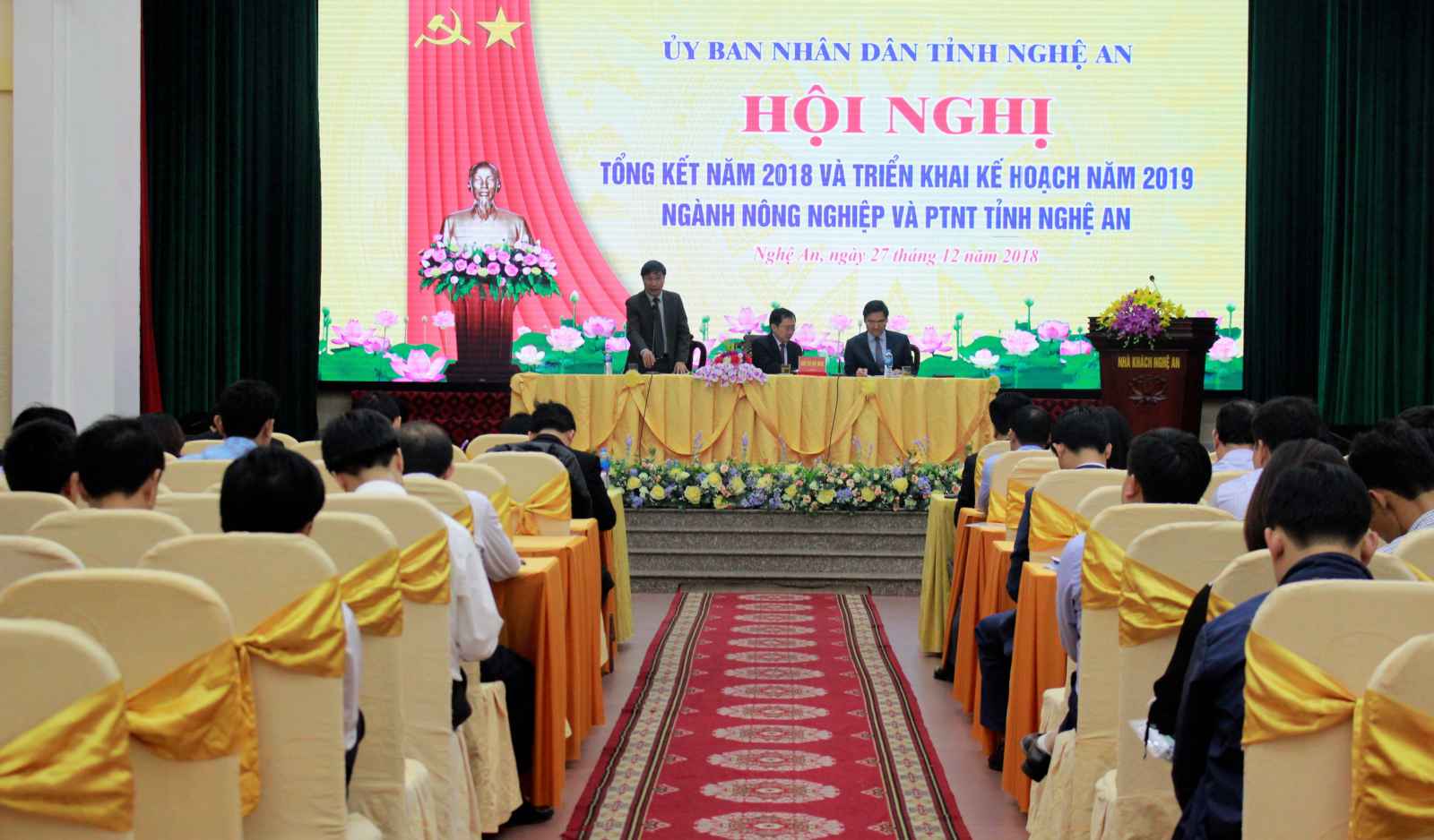 Đồng chí Nguyễn Văn Lập, Phó Giám đốc Sở; Đồng chí Đinh Viết Hồng, Phó Chủ tịch UBND tỉnh; đồng chí Hoàng Nghĩa Hiếu, Giám đốc Sở Nông nghiệp và PTNT Nghệ An chủ trì Hội nghị.