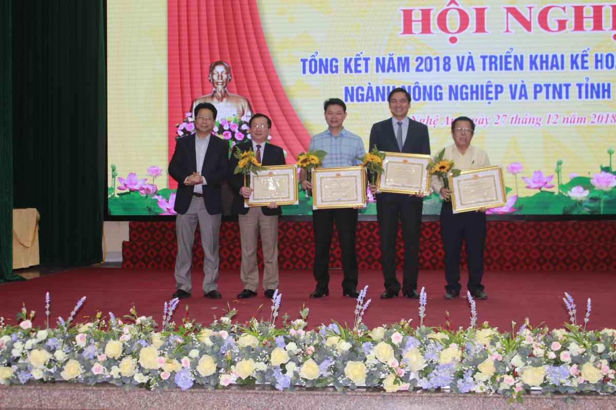 Trao Bằng khen của Bộ trưởng Bộ Nông nghiệp và PTNT Việt Nam