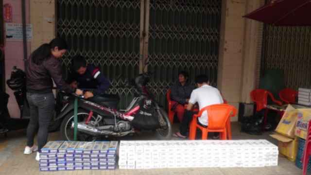 Bắt quả tang con gái vận chuyển thuốc lá lậu về cho mẹ bán
