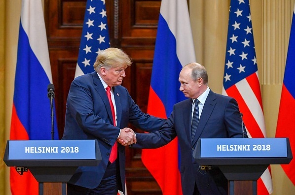 Tổng thống Mỹ D.Trump (trái) và người đồng nhiệm Nga V. Putin tại cuộc gặp ở thủ đô Helsinki (Phần Lan), tháng 7/2018. (Ảnh: AFP)