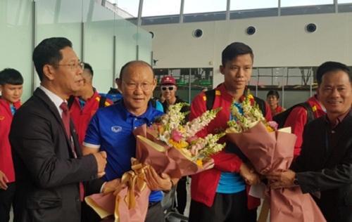ĐT Việt Nam đặt chân tới Qatar, sẵn sáng tái đấu Philippines