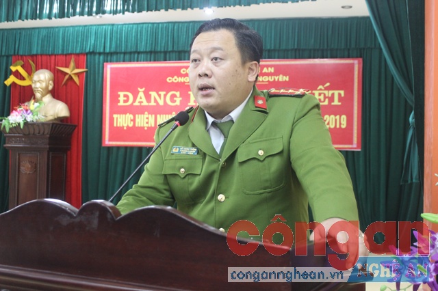 Đại úy Hồ Trung Thông, Phó Trưởng Công an huyện thông qua Chương trình Hội nghị