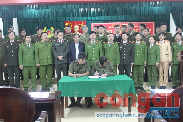 Đại diện các đội nghiệp vụ Công an huyện và Trưởng Công an các xã ký cam kết thực hiện nhiệm vụ CCHC năm 2019