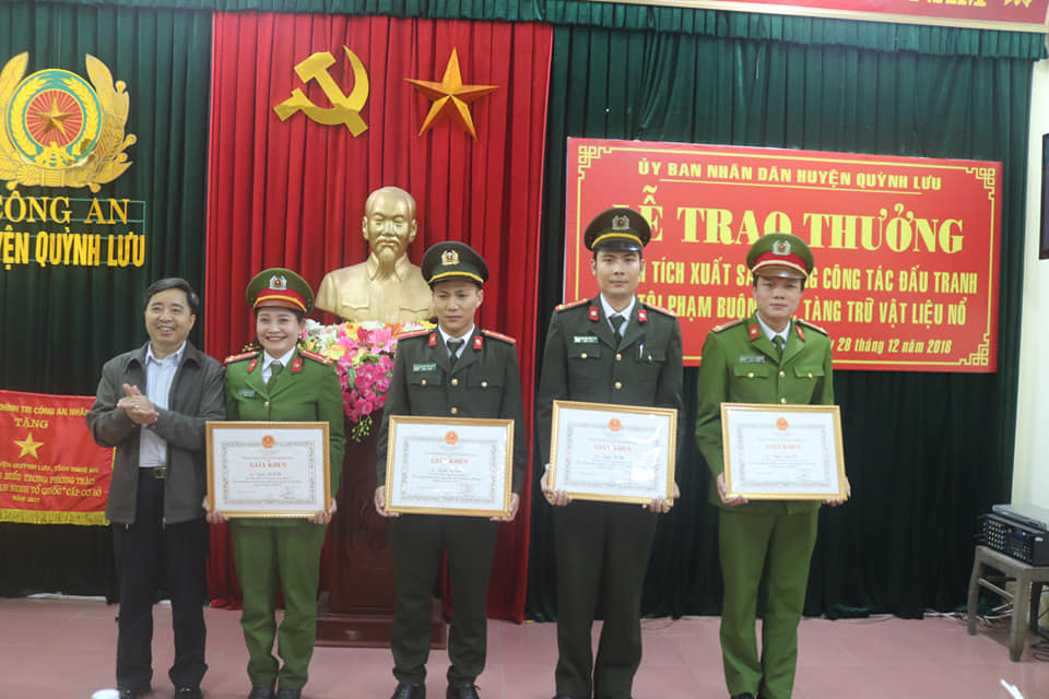 Khen thưởng các cá nhân có thành tích xuất sắc