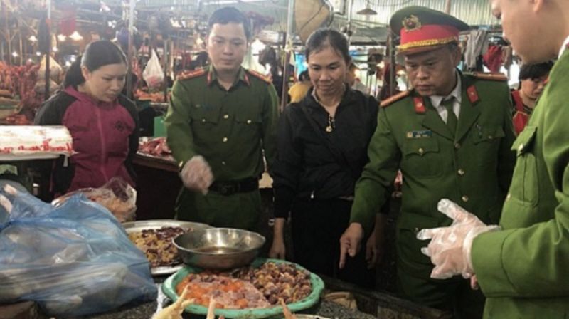 Hà Tĩnh: Phát hiện thịt gà bẩn bán ở chợ tỉnh