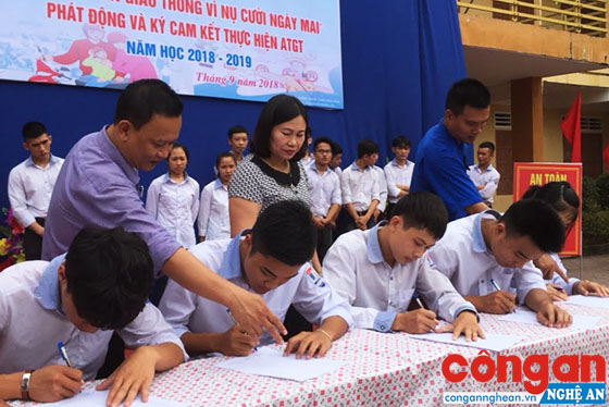 Đầu năm học mới, học sinh các cấp đều được tuyên truyền, giáo dục về Luật Giao thông đường bộ và ký cam kết không sử dụng xe môtô có dung tích trên 50 cm3