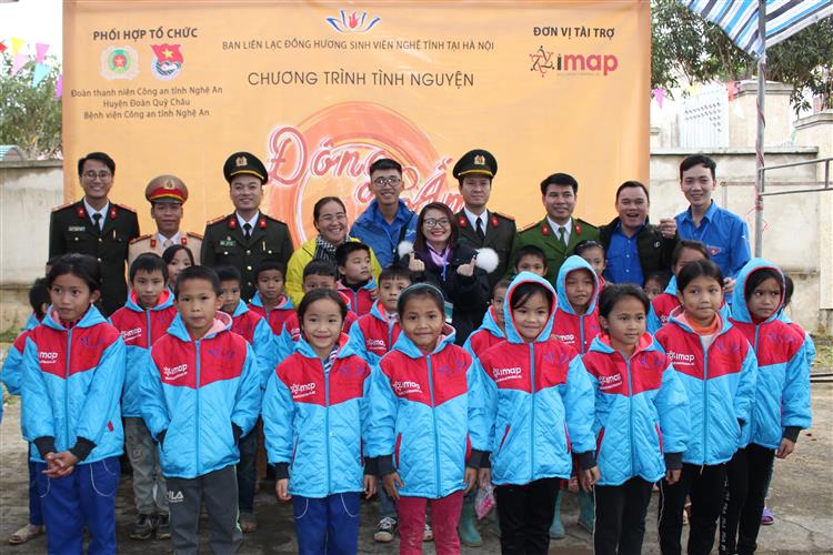 Trao áo ấm cho các em tiểu học tại xã Diên Lãm