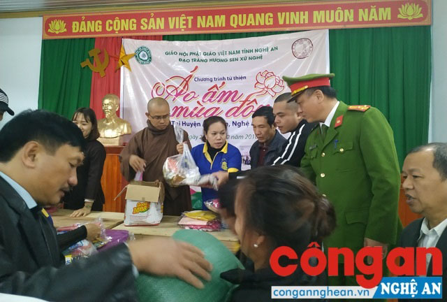 Đây là hoạt động mang tính nhân văn của Công an huyện cùng Công an huyện Anh Sơn và Giáo hội Phật giáo Việt Nam tỉnh Nghệ An, Đạo tràng hương sen xứ Nghệ với mong muốn bà con có một cái tết ấm no, hạnh phúc
