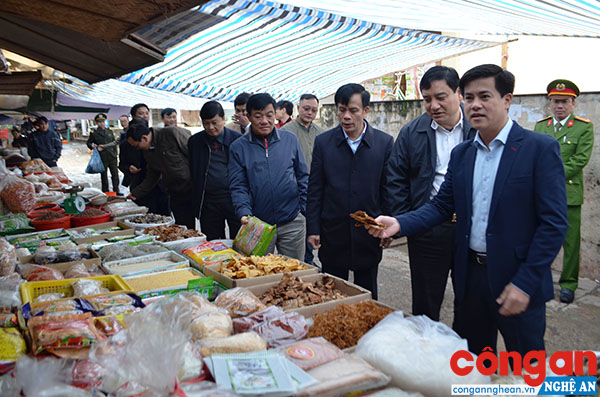 Đồng chí Bí thư Tỉnh ủy Nguyễn Đắc Vinh và đoàn công tác đến thăm, chúc Tết, động viên một số bà con tiểu thương tại chợ Vinh.