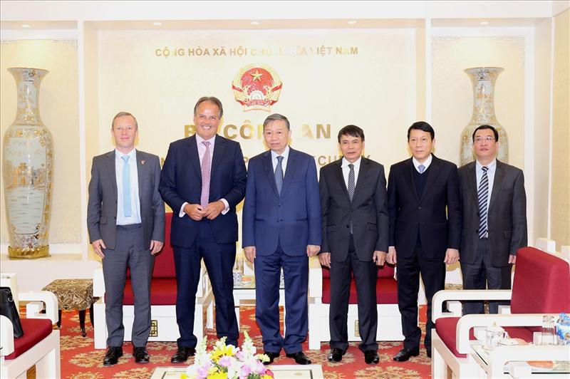 Bộ trưởng Tô Lâm; ngài Mark Field cùng các đại biểu.