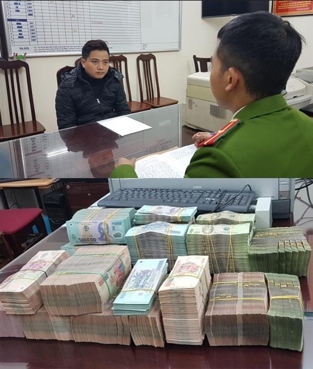 Hỏi cung đối tượng Trung và tang vật vụ án.