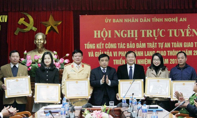 Trao Bằng khen cho 11 tập thể, 10 cá nhân đã có thành tích xuất sắc trong công tác đảm bảo trật tự an toàn giao thông năm 2018.