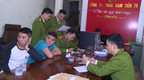 Lực lượng công an khám xét các cơ sở kinh doanh dịch vụ tài chính
