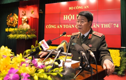 Thứ trưởng Bùi Văn Nam trình bày báo cáo tổng kết công tác công an năm 2018 và phương hướng, nhiệm vụ năm 2019.