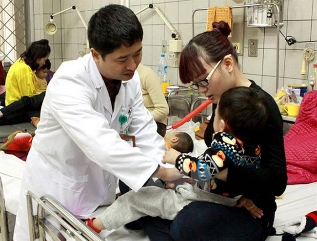 Bác sĩ Bệnh viện Bạch Mai thăm khám cho bệnh nhi. Ảnh: TL