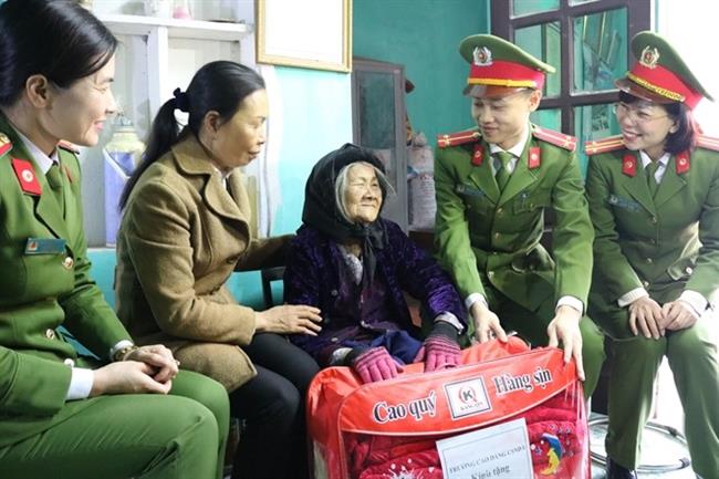 Các học viên và cán bộ chiến sỹ gần gũi, thăm hỏi người dân, gắn kết tình quân dân.