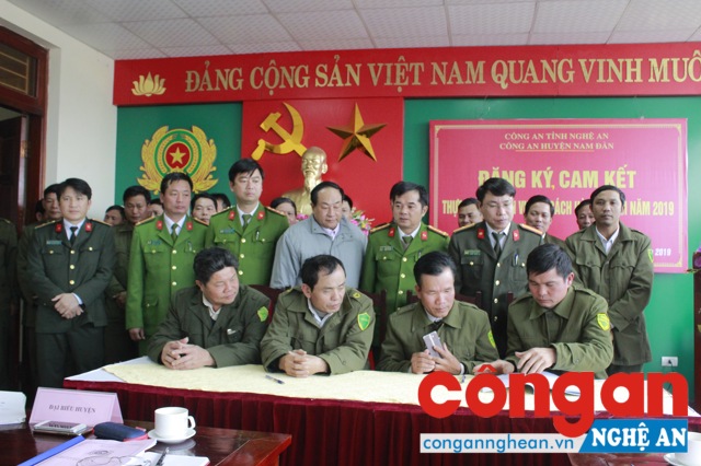 Đại diện các Đội nghiệp vụ, Đoàn Thanh niên, Hội phụ nữ, Công đoàn Công an huyện và Trưởng Công an 24 xã, thị trấn ký cam kết thực hiện nhiệm vụ CCHC năm 2019