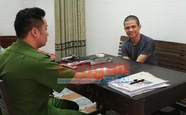 Đồng chí Thái Thanh Quý, Chủ tịch UBND tỉnh và đồng chí Đại tá Hồ Văn Tứ, Phó Giám đốc Công an tỉnh khen thưởng cho Ban chuyên án 918C