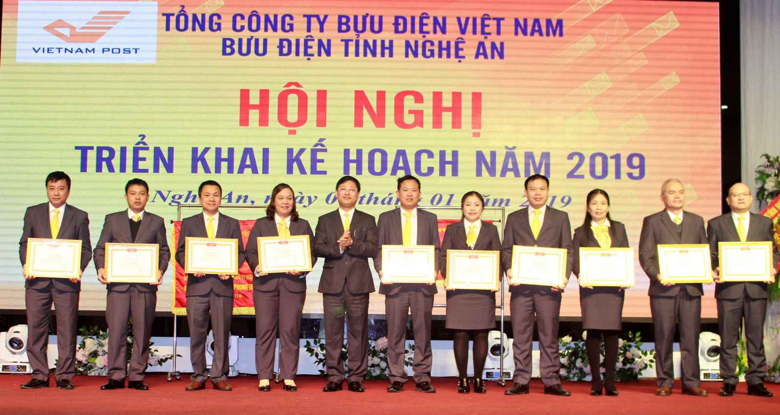 Trao Bằng khen, Giấy khen cho các tập thể, cá nhân đạt thành tích xuất sắc