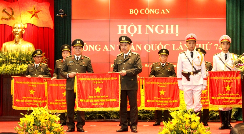 Công an Nghệ An nhận cờ thi đua của Chính phủ
