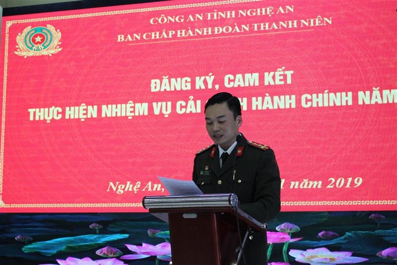 Đại úy Lê Bá Nhân, Phó bí thư Đoàn thanh niên Công an tỉnh trình bày nội dung đăng ký, cam kết