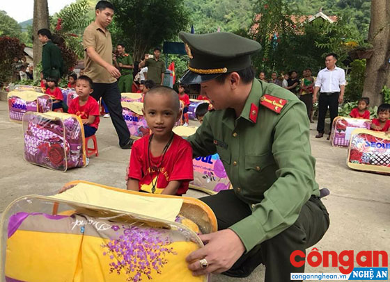 Thượng úy Nguyễn Đình Khánh, Bí thư Đoàn Thanh niên Công an tỉnh tặng quà cho học sinh Trường Tiểu học Mường Típ 2