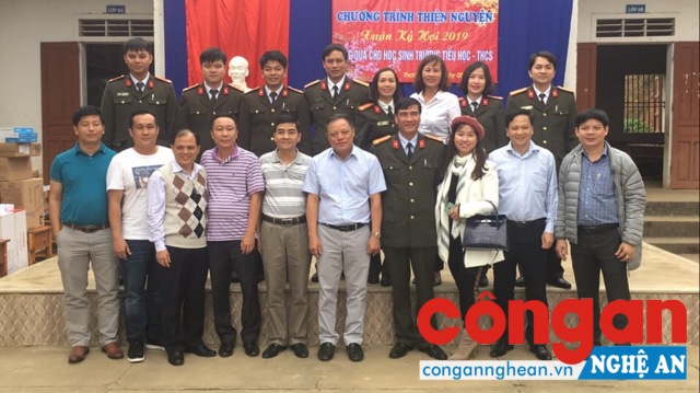 Đoàn chụp ảnh lưu niệm