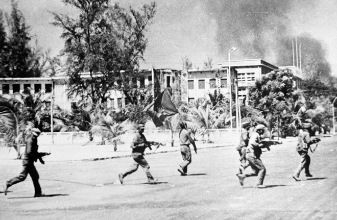 Vào ngày này (7-1-1979) đúng 40 năm về trước, dưới sự lãnh đạo sáng suốt, kiên cường của Đảng Nhân dân Campuchia, Mặt trận Đoàn kết Dân tộc Cứu nước Campuchia và sự ủng hộ chí tình, kịp thời và hiệu quả của Việt Nam, nhân dân Campuchia đã anh dũng đứng lên đánh đổ chế độ Khmer Đỏ. Trong ảnh là các chiến sĩ Campuchia yêu nước và quân tình nguyện Việt Nam cùng nhau tiến vào thủ đô Phnom Penh, đánh đuổi Tập đoàn phản động Polpot.