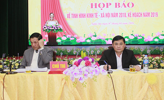 Đồng chí Thái Thanh Quý, Ủy viên dự khuyết BCH TW Đảng, Phó Bí thư Tỉnh ủy, Chủ tịch UBND tỉnh và đồng chí Lê Minh Thông, Ủy viên BTV Tỉnh ủy, Phó Chủ tịch UBND tỉnh đồng chủ trì buổi họp báo