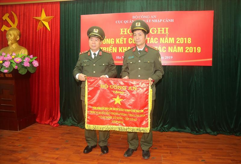 Thứ trưởng Bùi Văn Nam trao Cờ thi đua của Bộ Công an tặng Phòng 6, Cục Quản lý xuất nhập cảnh.