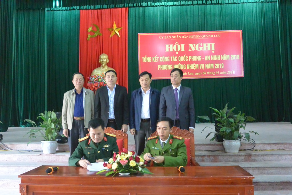 Lãnh đạo Công an huyện và BCH Quân sự huyện ký kết thực hiện công tác đảm bảo ANTT, phòng chống vi phạm về pháo, đảm bảo VSATTP dịp Tết