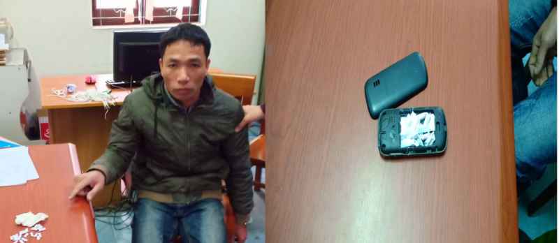Giấu 21 'tép' heroin trong điện thoại