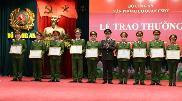 Các tập thể, cá nhân được nhận Bằng khen tại Hội nghị.
