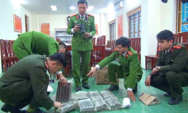 Lực lượng công an kiểm tra tang vật