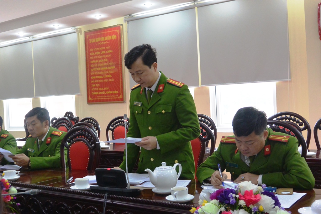 Đại diện lãnh đạo phòng Cảnh sát QLHC về TTXH báo cáo kết quả của Đoàn kiếm tra số 1