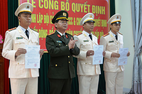 Trao Quyết định điều động, bổ nhiệm, luân chuyển chỉ huy cấp Đội