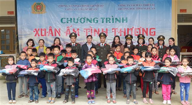 Tặng quà cho 100 em học sinh có hoàn cảnh đặc biệt khó khăn tại trường tiểu học xã Nga My.