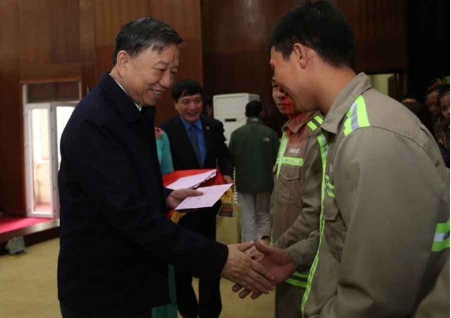 Bộ trưởng Tô Lâm trao quà Tết tặng công nhân lao động