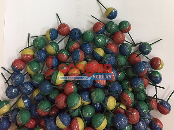 Bắt quả tang đối tượng vận chuyển 192 quả pháo nổ