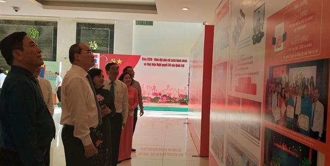 Đồng chí Nguyễn Thiện Nhân tham quan Triển lãm các hoạt động về công tác tuyên giáo Thành phố trong năm qua.