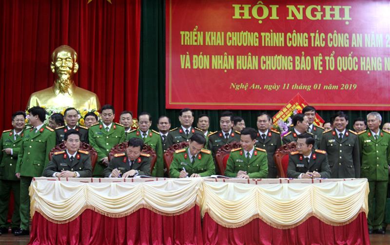 Ký giao ước thực hiện phong trào thi đua 'Vì ANTQ' năm 2019