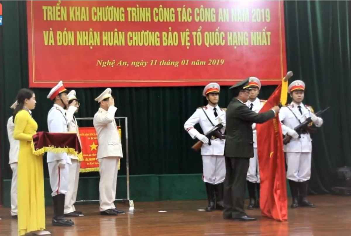 Công an Nghệ An đón nhận Huân chương Bảo vệ Tổ quốc hạng Nhất
