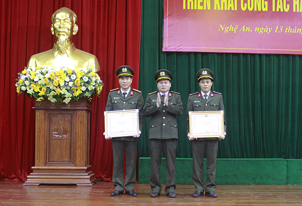 Tặng Bằng khen cho Nhà nghỉ dưỡng 382 có thành tích xuất sắc trong hoạt động du lịch Cửa Lò năm 2018
