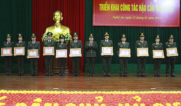 Tặng danh hiệu “Chiến sỹ thi đua cơ sở” cho 25 cá nhân.