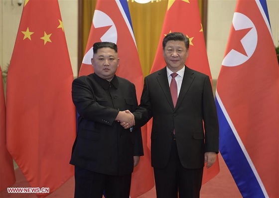 Nhà lãnh đạo Triều Tiên Kim Jong-un (trái) và Chủ tịch Trung Quốc Tập Cận Bình trong cuộc gặp tại Bắc Kinh, ngày 8/1. (Ảnh: Xinhua)