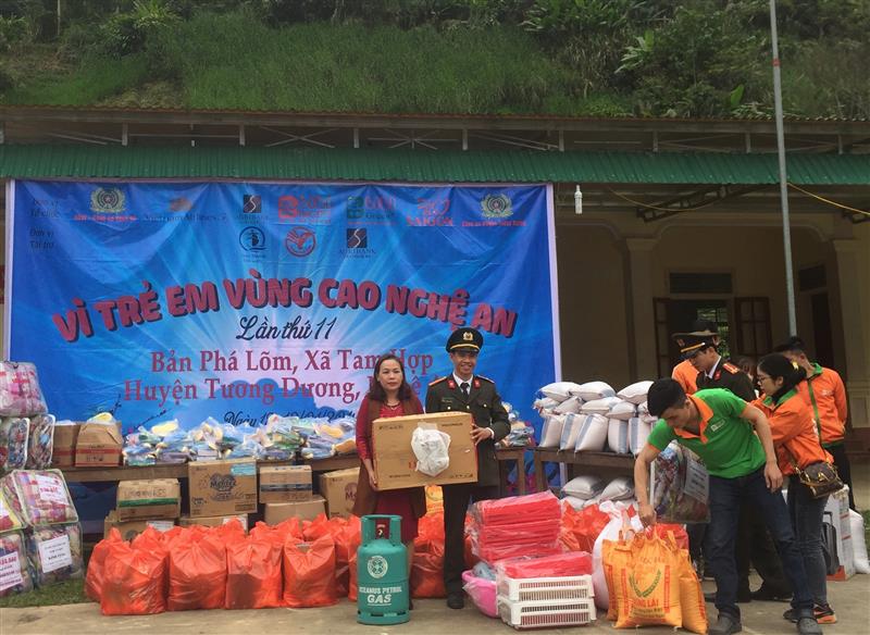 'Chung tay vì trẻ em vùng cao' ở bản Phá Lõm