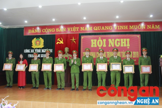 Tặng danh hiệu 