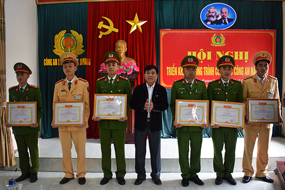 Trao Giấy khen của Chủ tịch UBND huyện cho các cá nhân